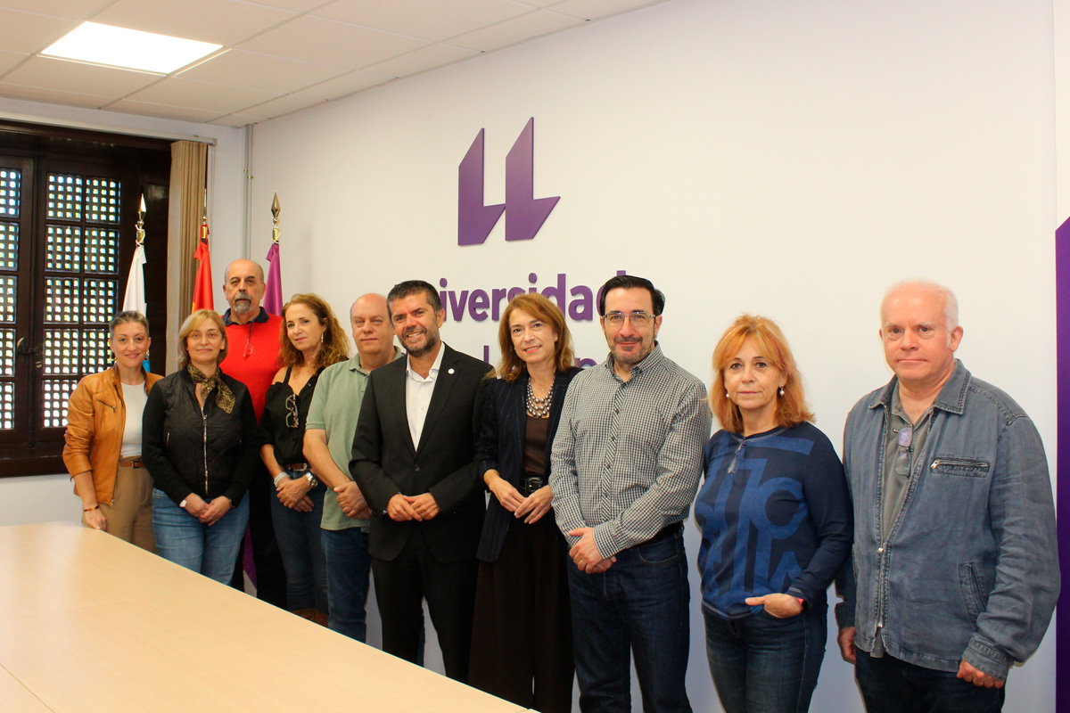 Imagen de grupo tras la firma del acuerdo.