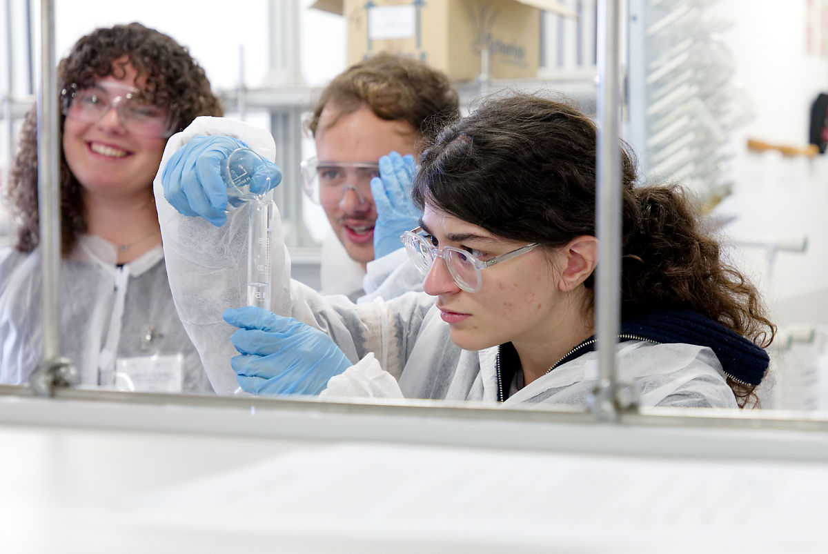 Imagen de archivo de alumnado de Secundaria participando en la actividad "Acércate a la Química" celebrada en la Facultad de Ciencias en enero de 2025.