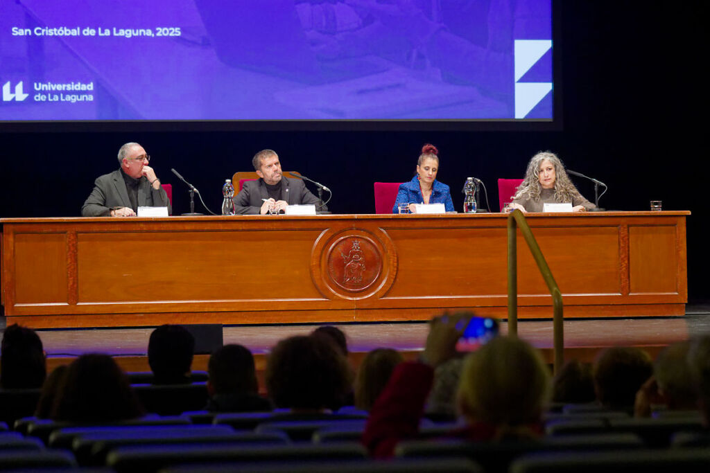 De izquierda a derecha, el ponente inaugural, Cristo Hernández; el rector, Francisco J. García; la vicerrectora, Isabel León; y la directora académica del programa, Inmaculada Fernández.