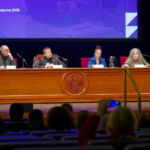 De izquierda a derecha, el ponente inaugural, Cristo Hernández; el rector, Francisco J. García; la vicerrectora, Isabel León; y la directora académica del programa, Inmaculada Fernández.