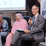 Vicente Zapata, con el micrófono, fue el encargado de moderar el diálogo de la jornada.