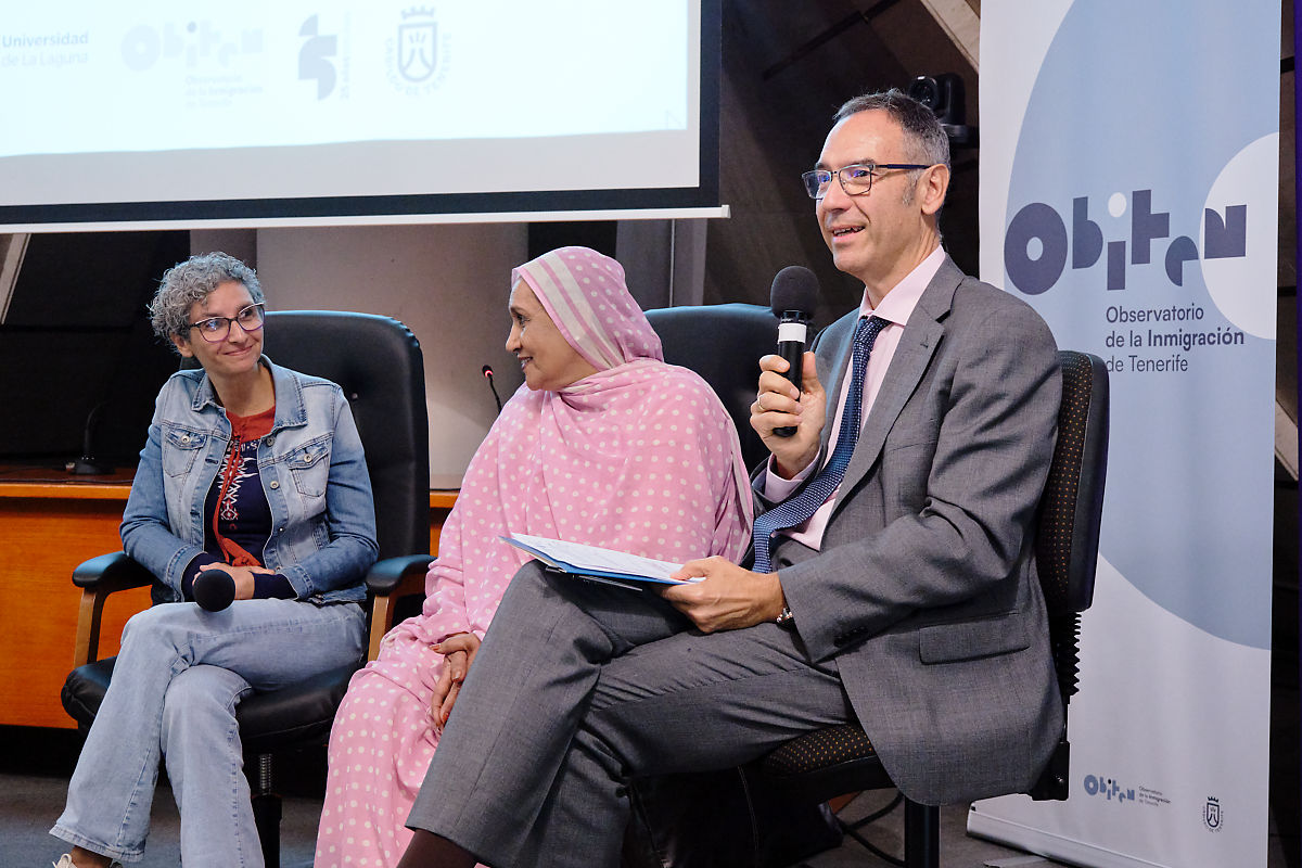 Vicente Zapata, con el micrófono, fue el encargado de moderar el diálogo de la jornada.