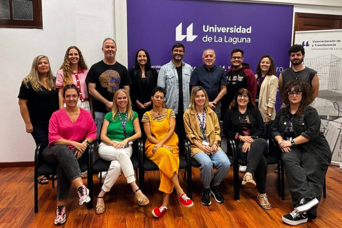 El personal de la Oficina de Transferencia de Conocimiento de la ULL posa con Andrea Palomba (en el centro, con camisa de denim) y el vicerrector de Investigación y Transferencia, Antonio Aparicio (a su lado).