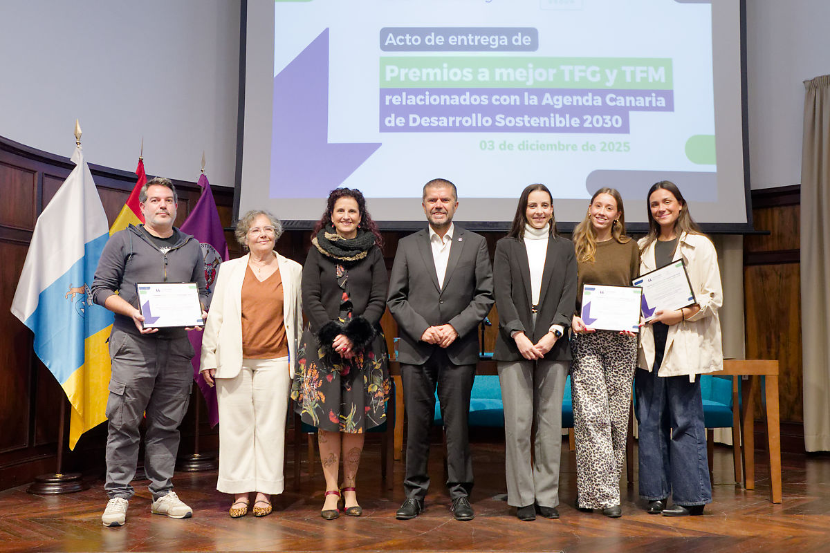 De izquierda a derecha: Víctor García (premio TFM), Leticia Rodríguez (Cabildo), Isabel León (vicerrectora de Cultira y Extensión), Francisco García (rector), Cynthia Albelo (Plan B) y Marta Pérez Hernández y Nerea Sánchez Filippini (premio TFG).