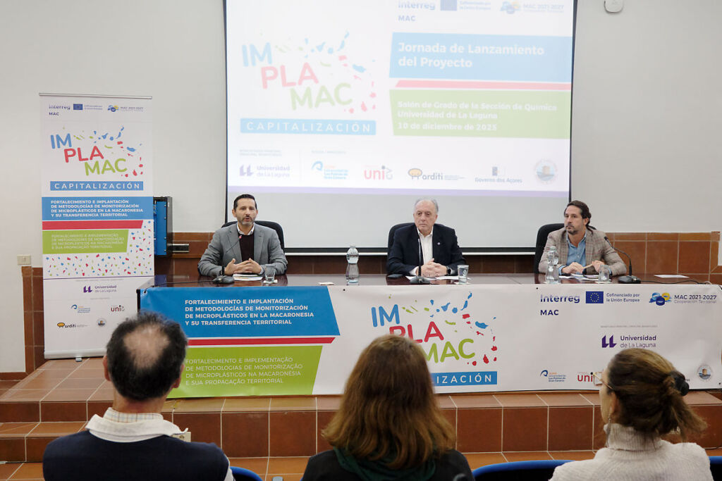 Javier Hernández Borges, Antonio Aparicio y Ángel Pablo Montañés durante la presentación de IMPLAMAC Capitalización en la Sección de Química de la Facultad de Ciencias.