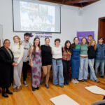 Imagen del grupo de las personas y pacientes participantes en el cierre del taller, celebrado en la sede universitaria de la calle Viana 50.