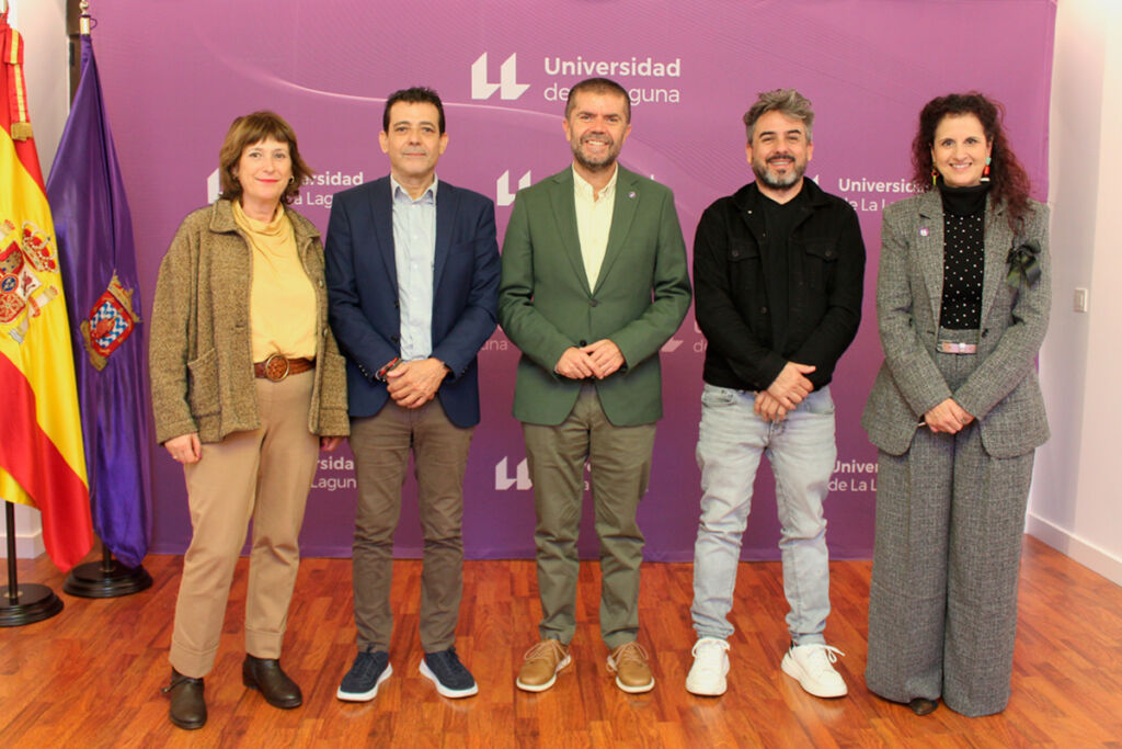 De izquierda a derecha: la directora de secretariado de Desarrollo Cultural y Biblioteca, Isabel Castells; el gerente de Multicines Tenerife, Francisco García Marichal; el rector, Francisco García Rodríguez; el director de Charlas de Cine, Ramón González; y la vicerrectora de Cultura y Extensión Universitaria, Isabel León.