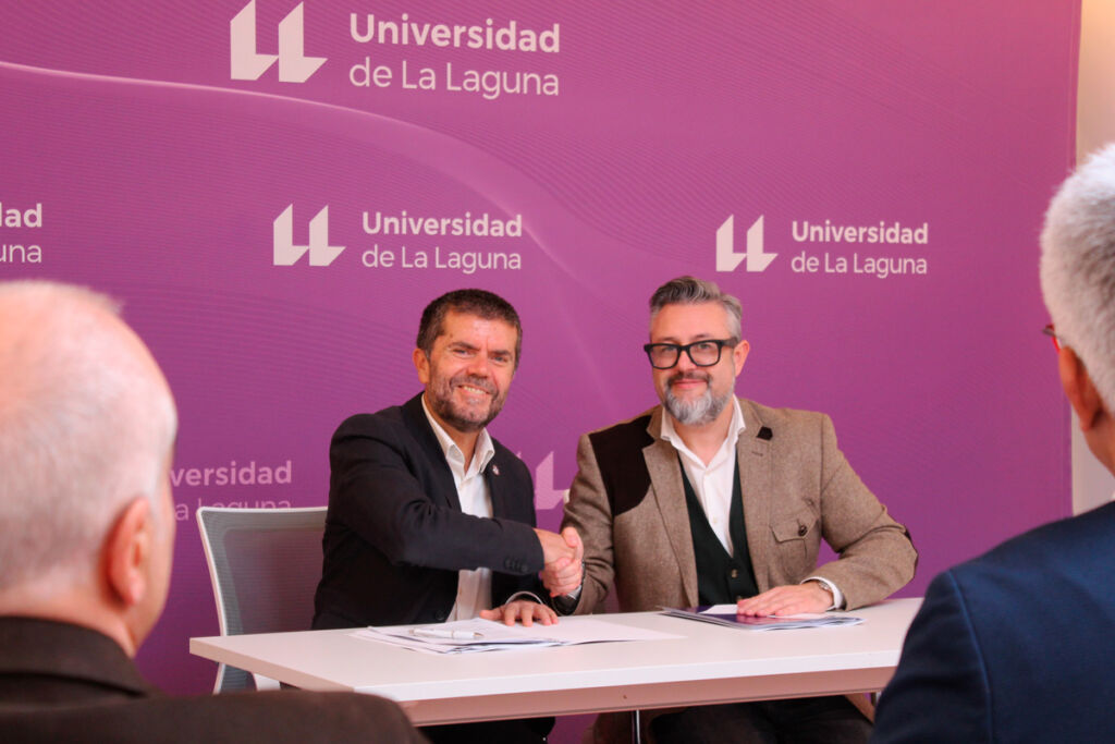 El rector de la ULL, Francisco García, y el consejero delegado de Gesplan, Miguel Ángel Pérez, tras la firma de los acuerdos.