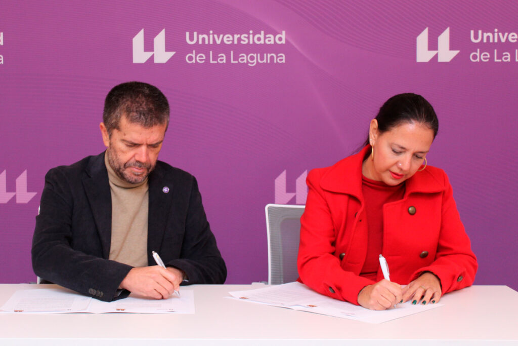 El rector de la ULL, Francisco J. García, y la presidenta de la Asociación Canaria para la Intervención y Mediación Familiar, Educativa y Psicosocial + Familia, Daura Hernández, durante la forma del acuerdo celebrada en el Rectorado.