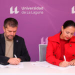 El rector de la ULL, Francisco J. García, y la presidenta de la Asociación Canaria para la Intervención y Mediación Familiar, Educativa y Psicosocial + Familia, Daura Hernández, durante la forma del acuerdo celebrada en el Rectorado.