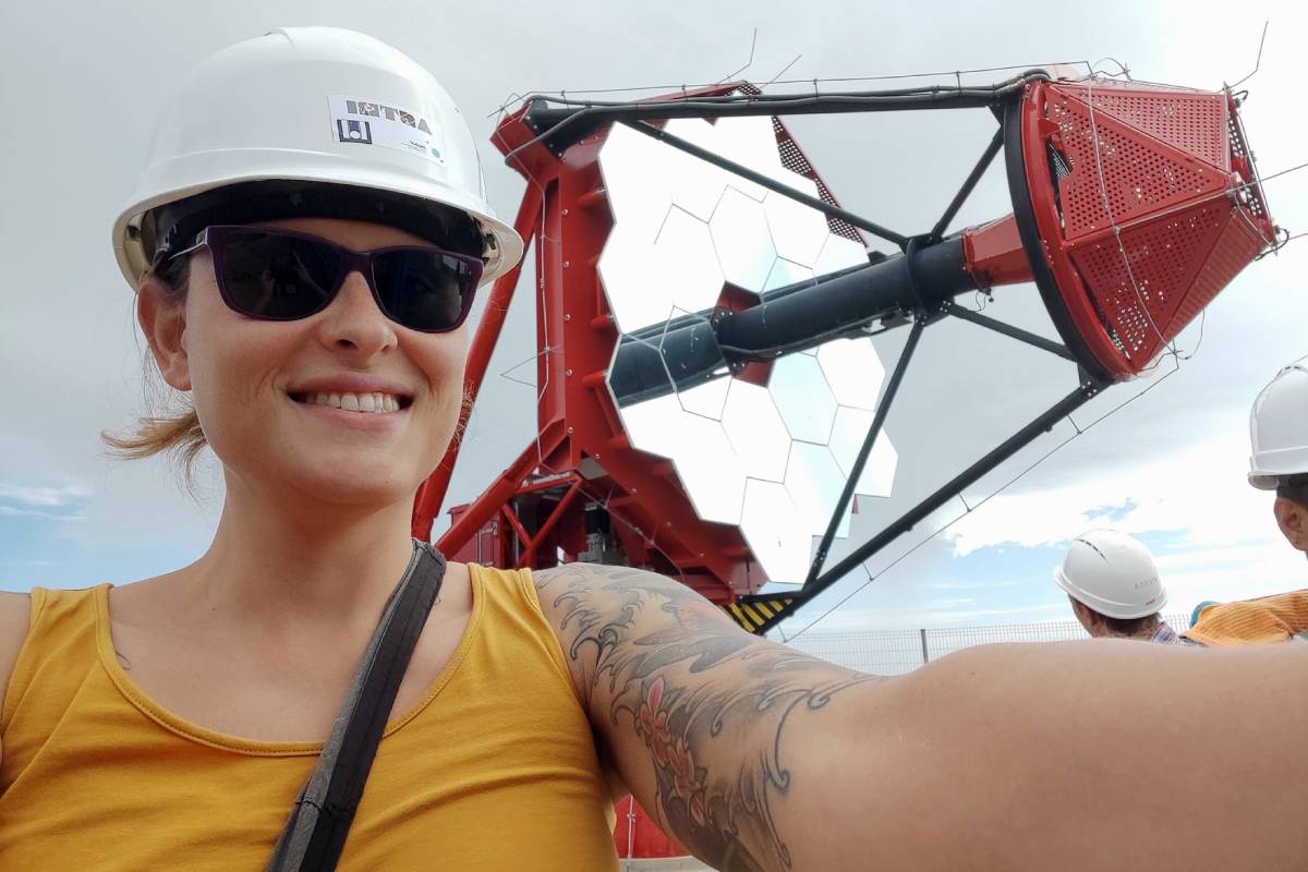 Mireia Nievas en uno de los telescopios ASTRI en el Observatorio del Teide