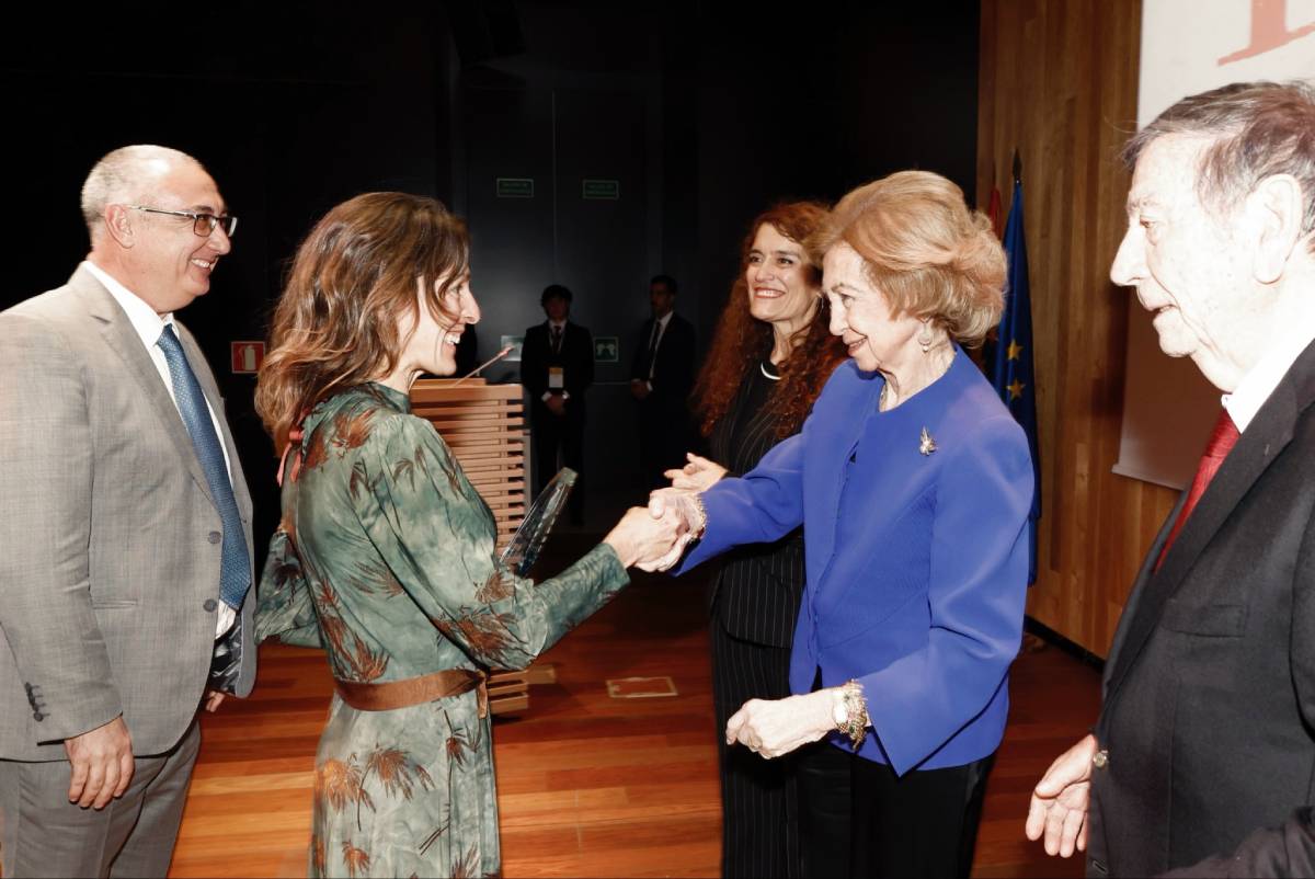 Carolina Mallol y Cristo Hernández reciben el Premio Nacional Palarq de manos de SM la Reina Sofía.