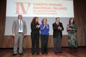 De izquierda a derecha: Cristo Hernández, Eva Ortega-Paíno, S.M la Reina Sofía, Antonio Gallardo Ballart y Carolina Mallol en el acto de entrega del IV Premio Nacional Palarq.