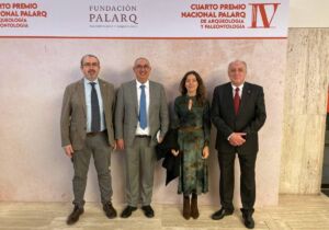 El vicerrector (d) y el director de secretariado (i) flanquean a Cristo Hernández y Carolina Mallol.