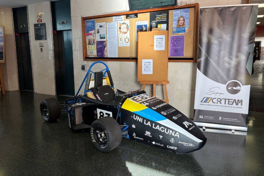 Imagen del monoplaza desarrollado este año, expuesto en el exterior del salón de actos durante esta presentación.
