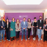 El rector, Francisco García, y la decana de Educación, Esperanza Ceballos, en el centro de la imagen junto con el resto de integrantes del equipo de gobierno que tomó hoy posesión de sus cargos.