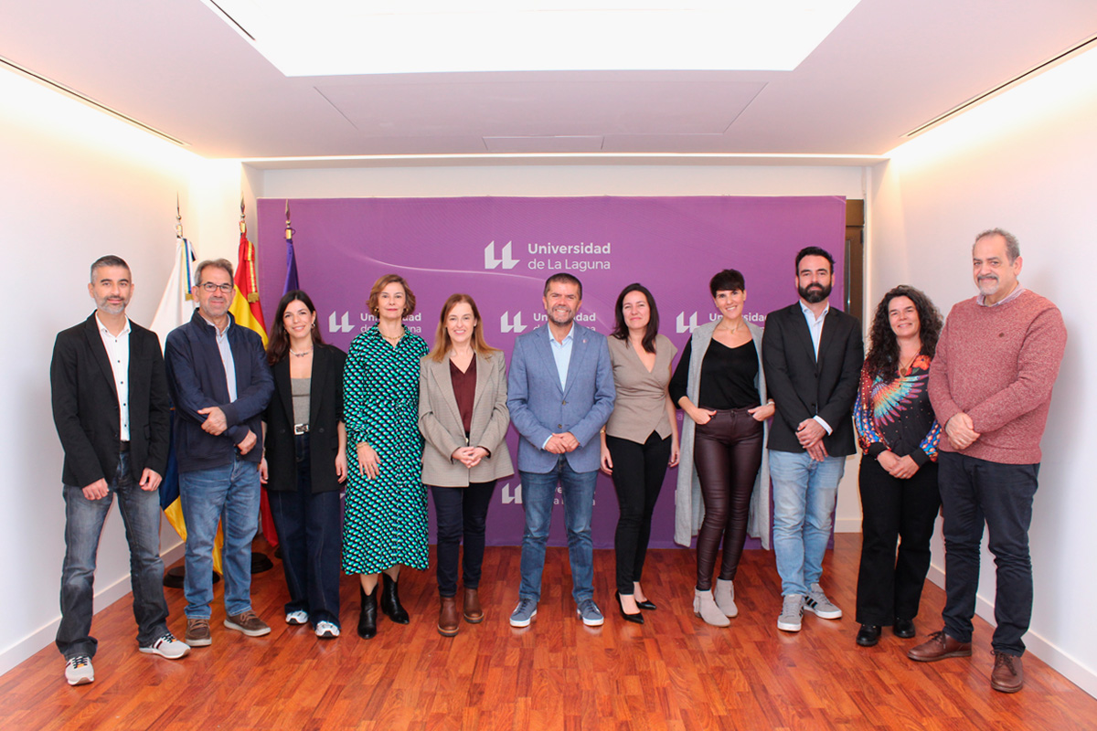 El rector, Francisco García, y la decana de Educación, Esperanza Ceballos, en el centro de la imagen junto con el resto de integrantes del equipo de gobierno que tomó hoy posesión de sus cargos.