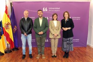 El secretario general, el rector, la nueva responsable de Inspección y la gerenta.