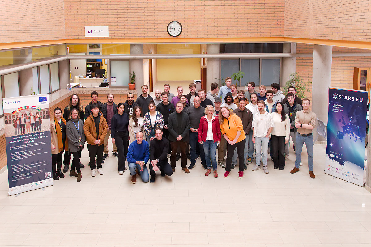Foto de grupo del alumnado y profesorado de este BIP sobre Machine Learning cuya parte presencial se imparte en la Escuela Superior de Ingeniería y Tecnología de la ULL.