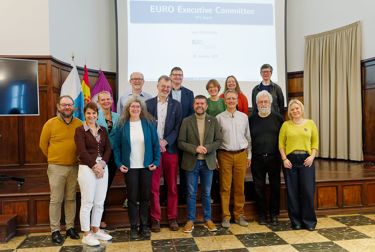 Foto de grupo del comité directivo de la Asociación Europea de Sociedades Nacionales de Investigación Operativa (EURO) con el rector de la ULL, Francisco García.