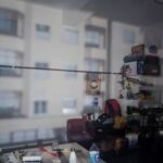 Proyección de la imagen invertida del edificio en el exterior sobre la pared de una oficina utilizando el procedimiento de la cámara oscura con un diafragma de 6 milímetros.