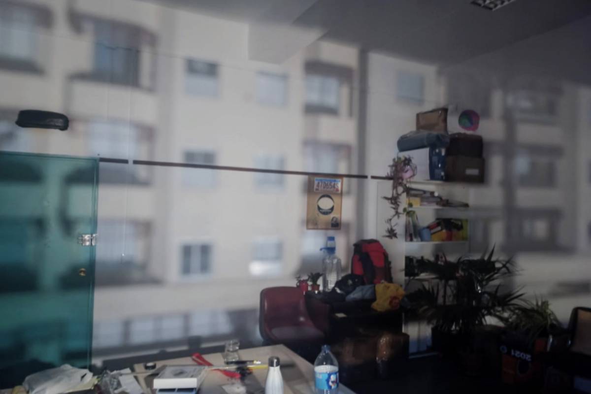 Proyección de la imagen invertida del edificio en el exterior sobre la pared de una oficina utilizando el procedimiento de la cámara oscura con un diafragma de 6 milímetros.