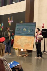 El rector, Francisco García, y Paloma López, durante la donación de la obra