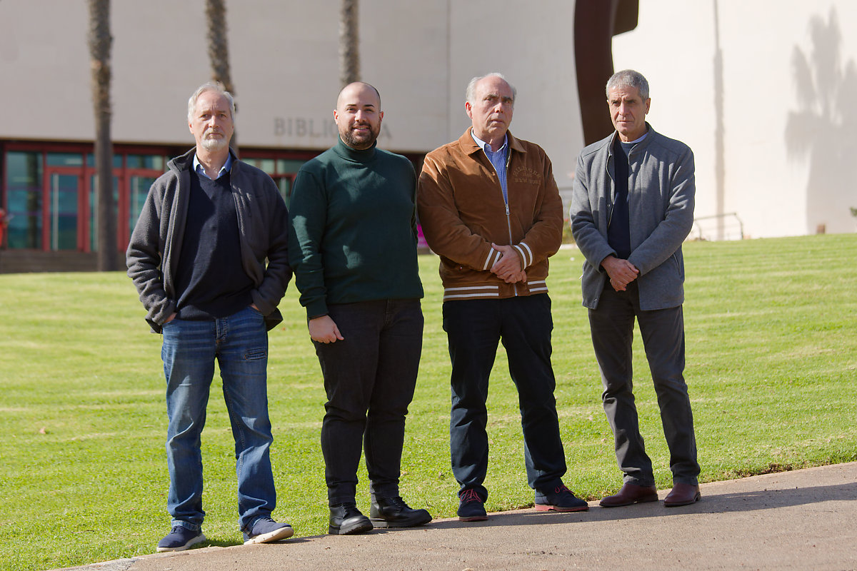 Damián Enrique Jan, Imanol Nieto, Carlos de las Cuevas y Wenceslao Peñate, fotografiados en los jardines del Campus de Guajara.