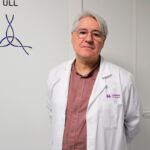 El catedrático de Farmacología Agustín Valenzuela, responsable de este laboratorio de alta seguridad.