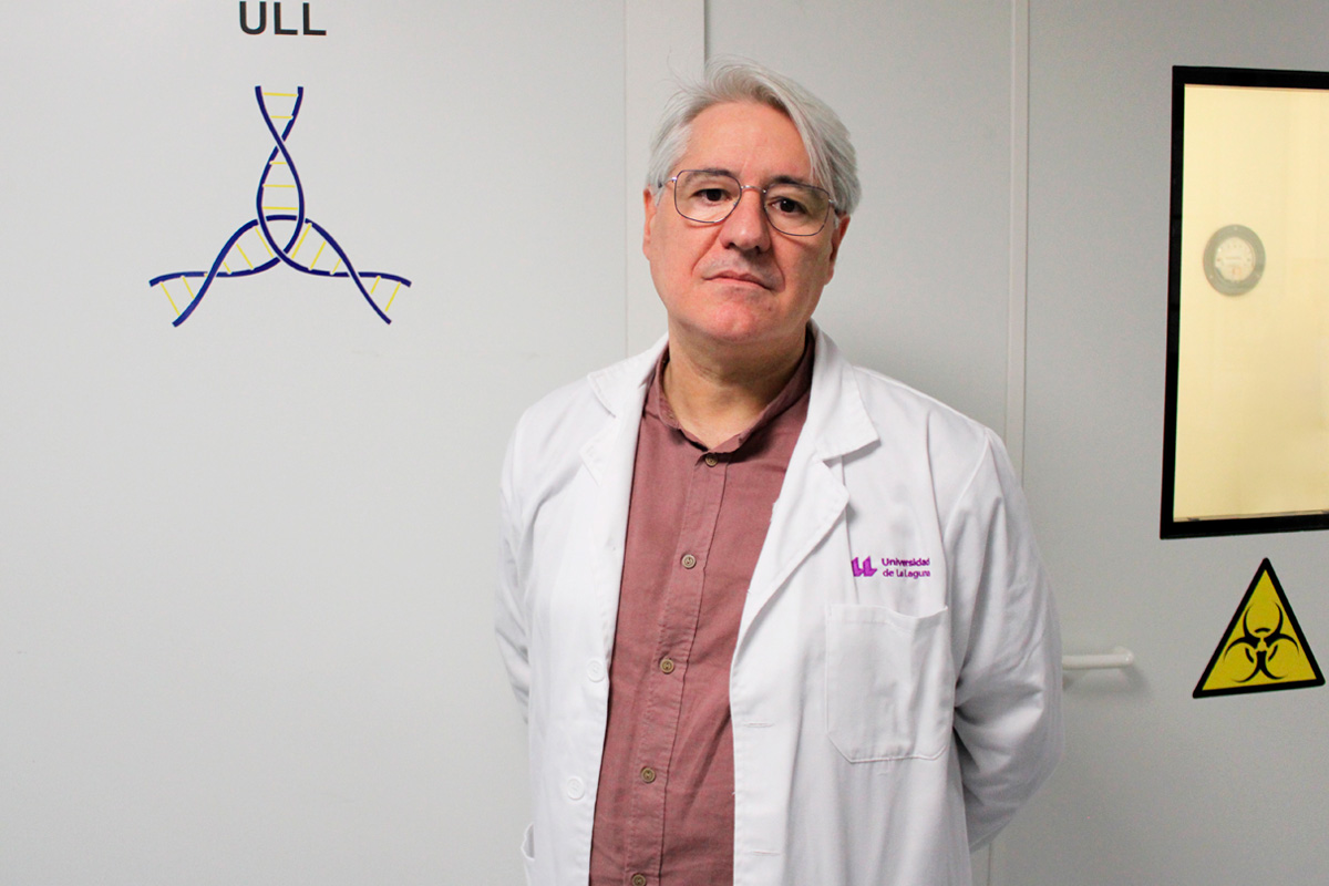 El catedrático de Farmacología Agustín Valenzuela, responsable de este laboratorio de alta seguridad.