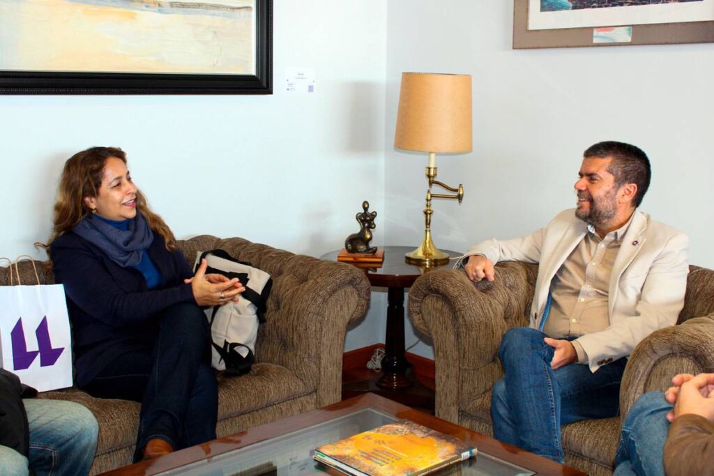 La profesora brasileña Luciana Mª Costa Cordeiro se reunió con el rector, Francisco García, en representación de la Universidad Estatal de Montes Claros.