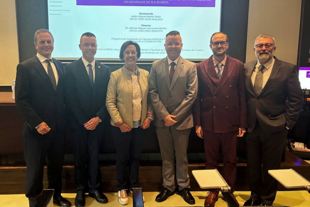 Los hermanos Martín Pérez posan en la Sección de Geografía e Historia, lugar donde defendieron sus tesis doctorales, junto a su director, Alfonso García (en último por la derecha).