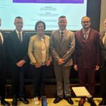 Los hermanos Martín Pérez posan en la Sección de Geografía e Historia, lugar donde defendieron sus tesis doctorales, junto a su director, Alfonso García (en último por la derecha).