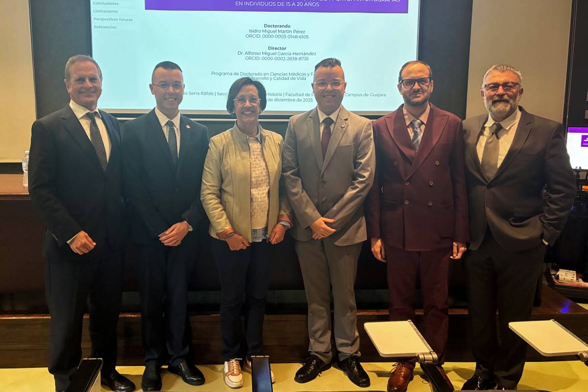 Los hermanos Martín Pérez posan en la Sección de Geografía e Historia, lugar donde defendieron sus tesis doctorales, junto a su director, Alfonso García (en último por la derecha).