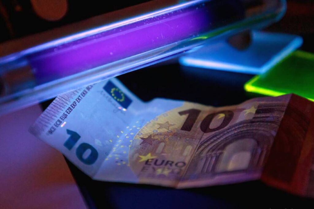 Billete al que se le ha aplicado esta tinta indetectable que reacciona a la luz y puede emplearse como herramienta contra las falsificaciones.