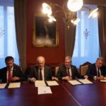 El rector de la ULL, el director de la RAE, el presidente de Canarias y el rector de la ULPGC firman la declaración de intenciones en la sede madrileña de la Academia.