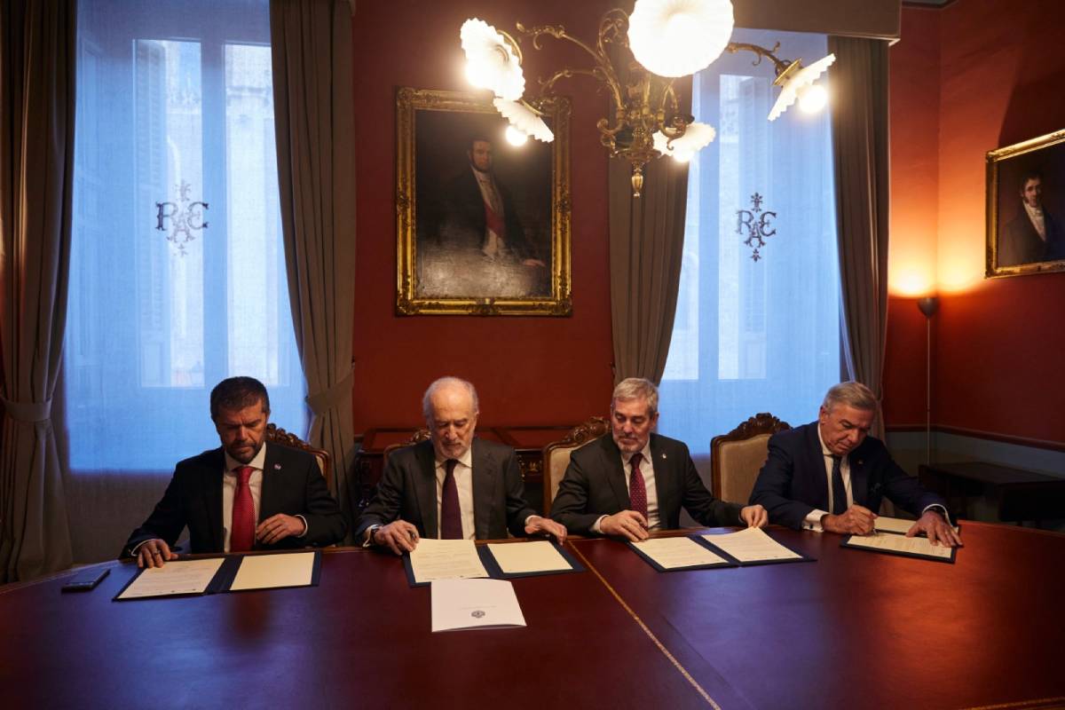 El rector de la ULL, el director de la RAE, el presidente de Canarias y el rector de la ULPGC firman la declaración de intenciones en la sede madrileña de la Academia.