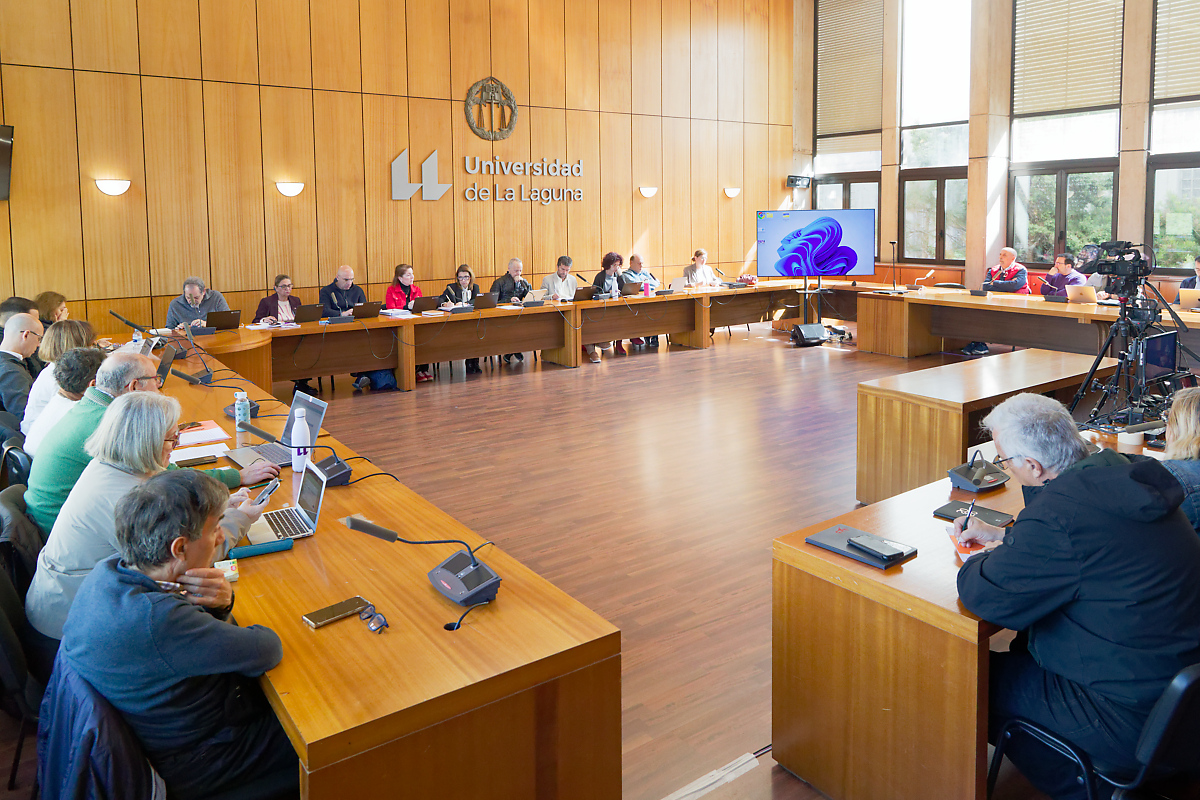 Imagen de la sesión del Consejo de Gobierno celebrada en la Sala de Juntas de la Facultad de Derecho.