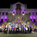 Imagen de grupo de todas las persoas investidas, sus padrinos y madronas y las autoridades académicas presentes en el acto.