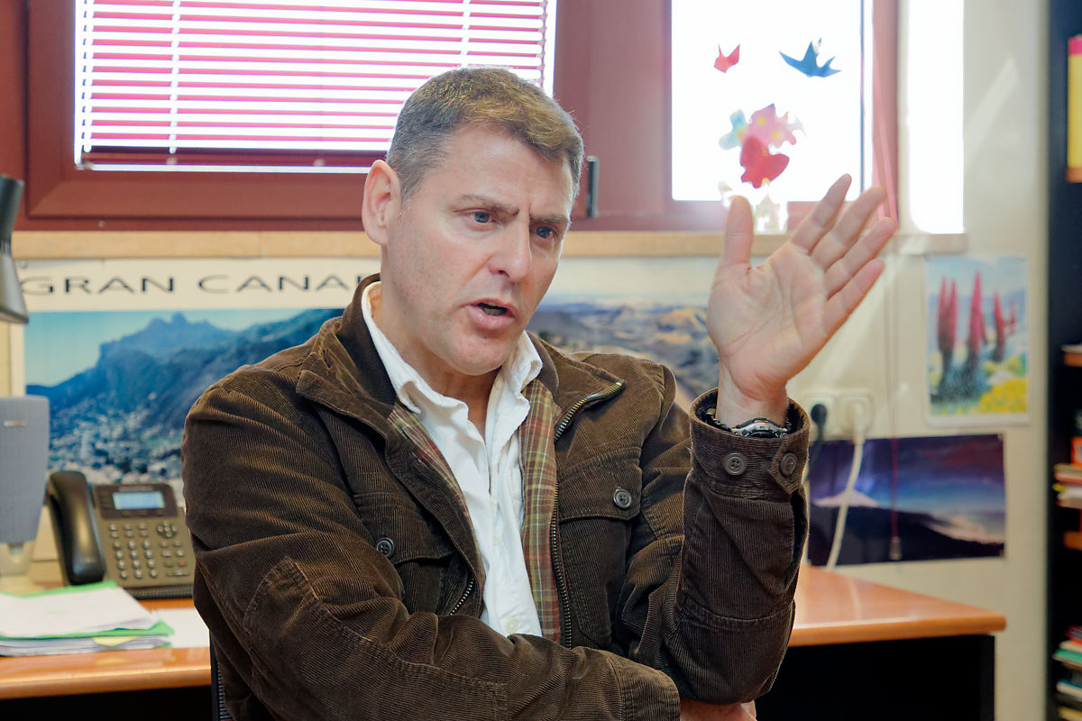 El autor de este estudio, José Enrique Rodríguez Hernández, en su despacho de la Facultad de Economía, Empresa y Turismo.