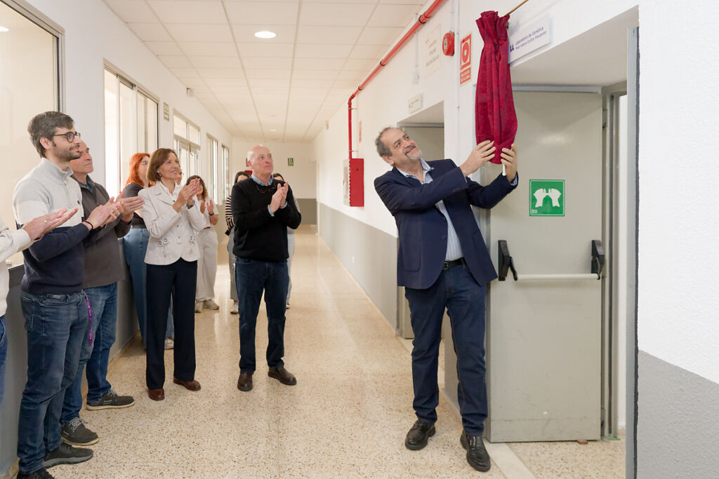 Momento en el que el vicerrector de Docencia descubrió la placa que da nombre al laboratorio de Genética de la Sección de Biología en recuerdo a Arturo Gullón.