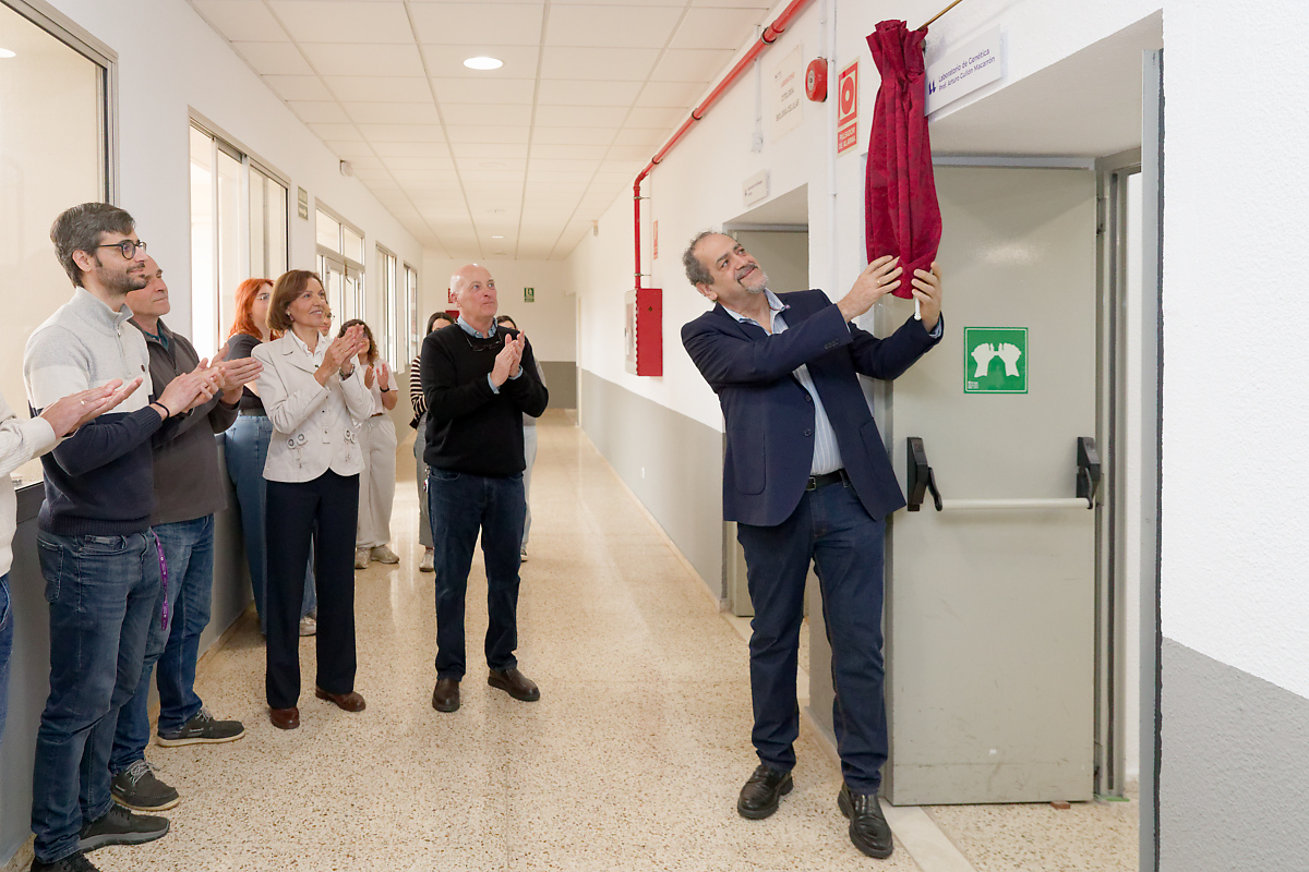 Momento en el que el vicerrector de Docencia descubrió la placa que da nombre al laboratorio de Genética de la Sección de Biología en recuerdo a Arturo Gullón.
