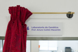 Placa en homenaje a Arturo Gullón