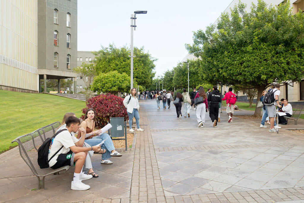 Imagen de alumnado que realizó la PAU en junio de 2025.
