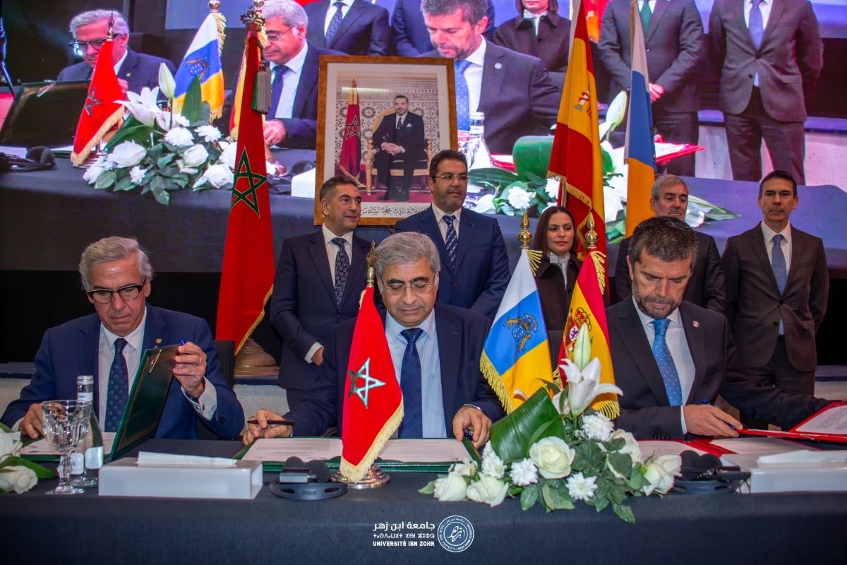 Los rectores de la ULPGC, Lluís Serra; la Universidad Ibn Zohr, Nabil Hmina; y la ULL, Francisco García, durante la firma de los convenios generales de colaboración celebrada en en la sede del Consejo Regional de Sus-Masa (Agadir).