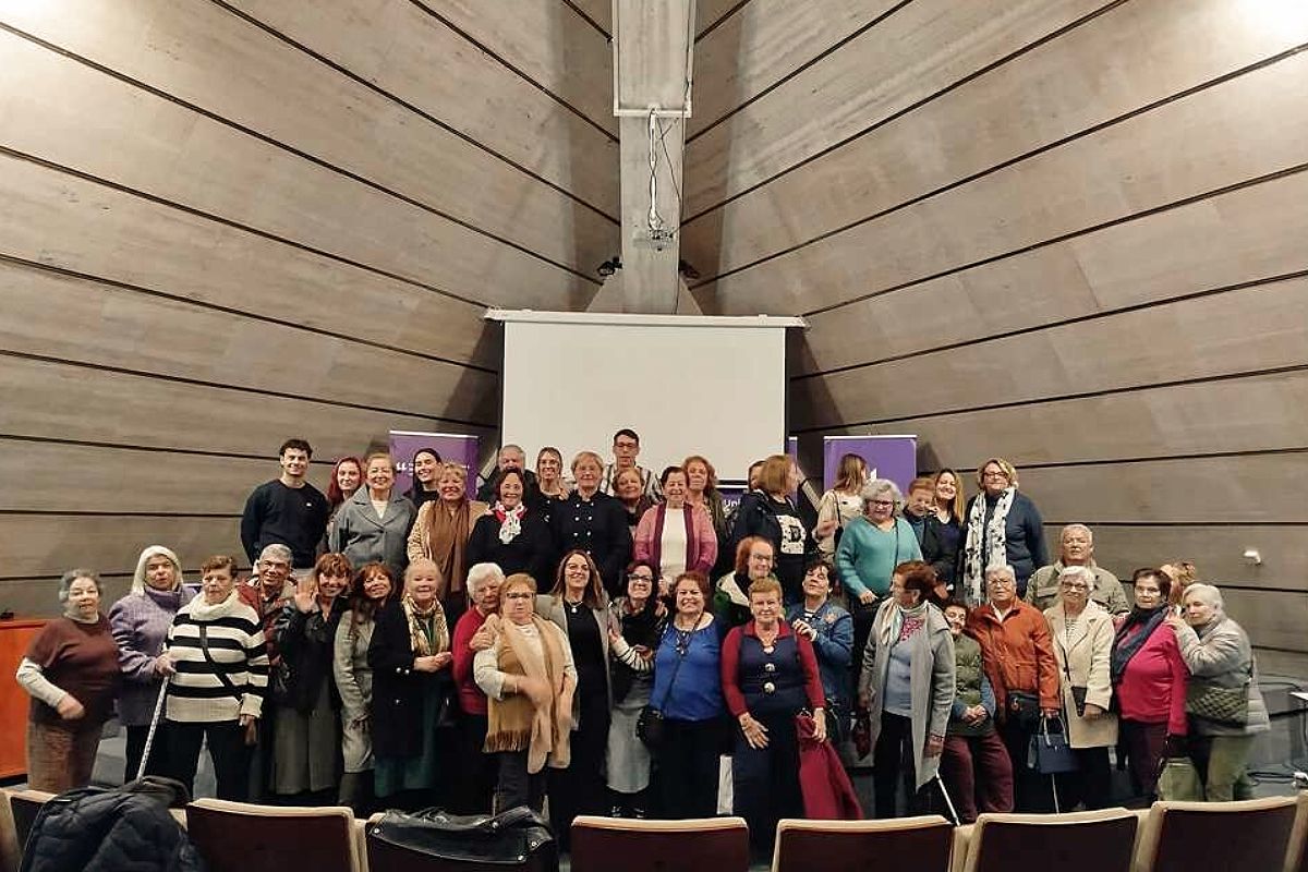 Foto de grupo de los y las participantes en el Encuentro de Personas Mayores organizado por el Aula Cultural de Participación Ciudadana de la ULL.