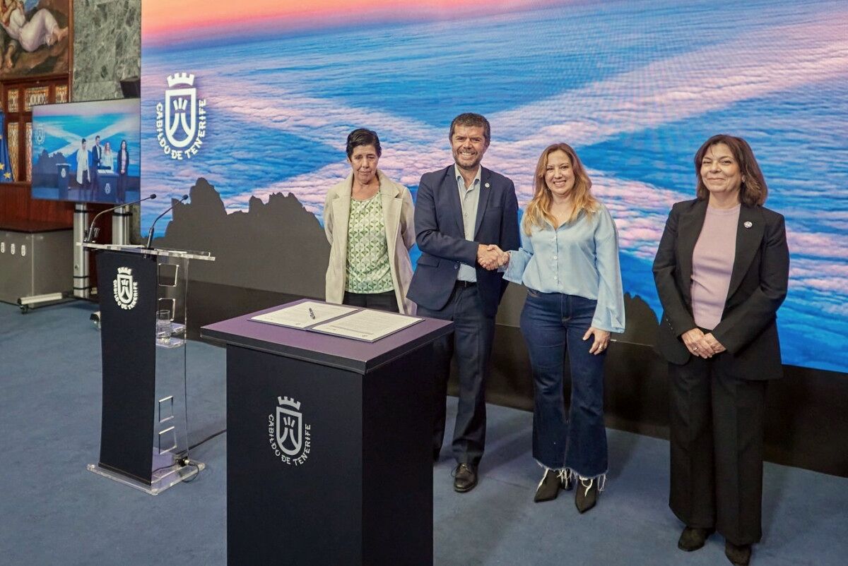 La consejera insular Blanca Pérez, el rector de la ULL, Francisco García; la presidenta del Cabildo de Tenerife, Rosa Dávila; y la directora de secretariado de Cátedras, Lilibeth Fuentes