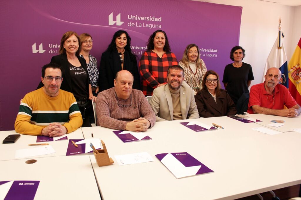 El equipo de gobierno y la representación del profesorado tras la firma de esta oferta de empleo público.