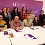 El equipo de gobierno y la representación del profesorado tras la firma de esta oferta de empleo público.