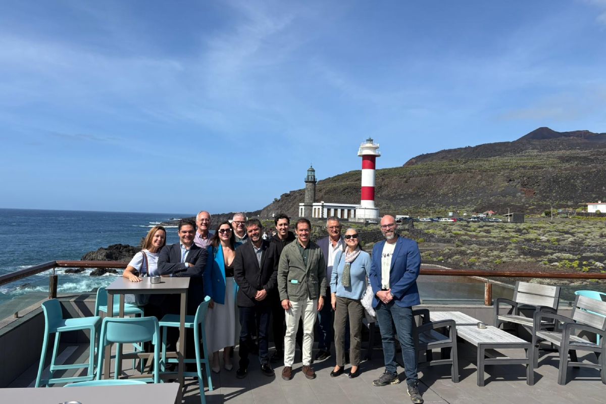 Autoridades que acudieron al acto con el faro de Fuencaliente, sede del OMACC, de fondo.